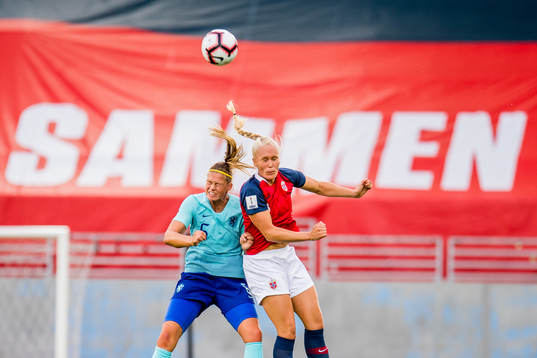 Kika van Es of Netherlands and Maria Thorisdottir of Norway