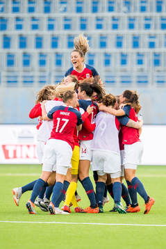 Vilde Bøe Risa of Norway celebrates with the other players