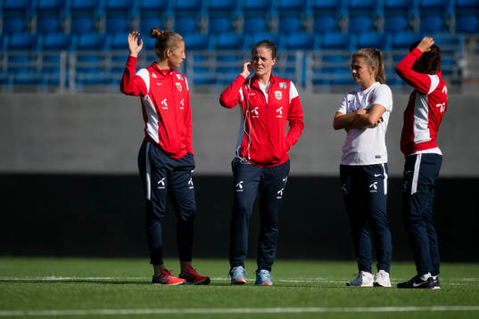 Goalkeeper Cecilie Fiskerstrand, Isabell Herlovsen and