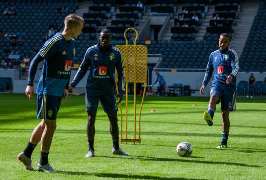 Sam Larsson (v), Ken Sema (m) och Robin Quaison