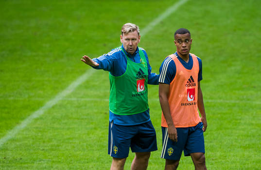 Robin Quaison och assisterande förbundskapten Peter