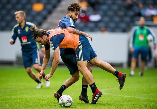Jimmy Durmaz i en kamp med Gustav Svensson