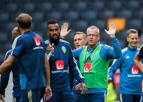 Förbundskapten Janne Andersson ger instruktioner