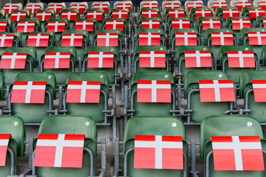 Danska flaggor på åskådarplatsen