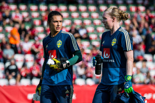 Sveriges målvakt Zecira Musovic och målvakt Hedvig Lindahl