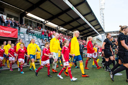 Sveriges Jonna Andersson, målvakt Hedvig Lindahl och