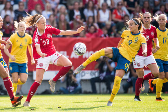 Danmarks Karen Holmgaard och Sveriges Kosovare Asllani
