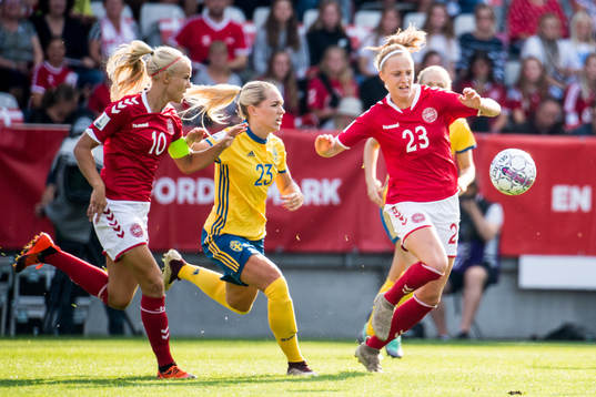 Sveriges Elin Rubensson mot Danmarks Pernille Harder och