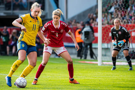 Sveriges Stina Blackstenius mot Danmarks Janni Arnth