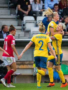 Sveriges Sofia Jakobsson jublar med Nilla Fischer