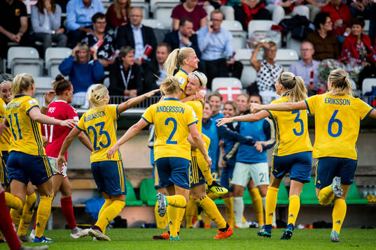 Sveriges Sofia Jakobsson jublar med Nilla Fischer
