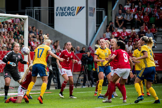 Sveriges Caroline Seger oroar mot Danmarks målvakt Stina