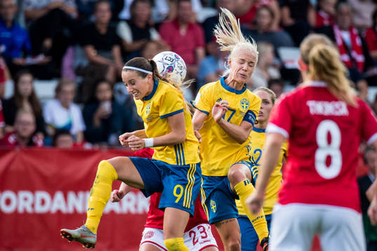 Sveriges Kosovare Asllani och Caroline Seger