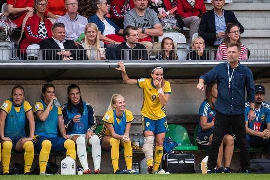 Sveriges Kosovare Asllani och förbundskapten Peter