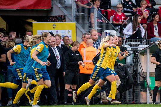 Sveriges Elin Rubensson och Kosovare Asllani jublar