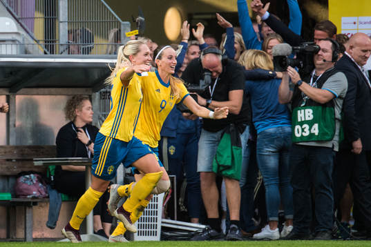 Sveriges Elin Rubensson och Kosovare Asllani jublar