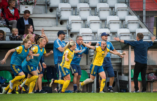 Sveriges spelare med Elin Rubensson och Kosovare Asllani
