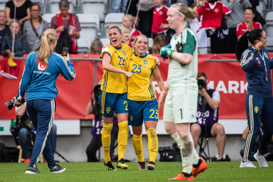 Sveriges Olivia Schough och Elin Rubensson jublar