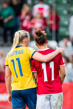 Sveriges Stina Blackstenius och Danmarks Katrine Veje