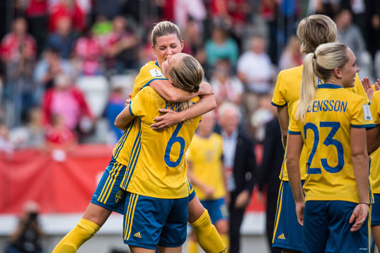 Sveriges Olivia Schough och Magdalena Eriksson jublar