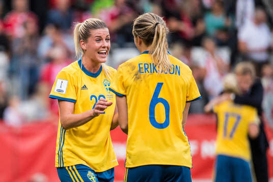 Sveriges Olivia Schough och Magdalena Eriksson jublar