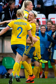 Sveriges Sofia Jakobsson kramas om av Nilla Fischer