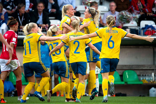 Sveriges Sofia Jakobsson kramas om av lagkamraterna