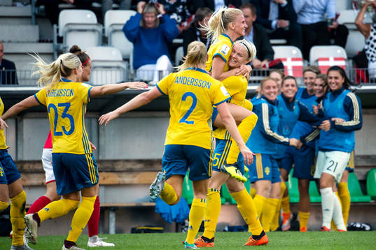 Sveriges Sofia Jakobsson kramas om av Nilla Fischer