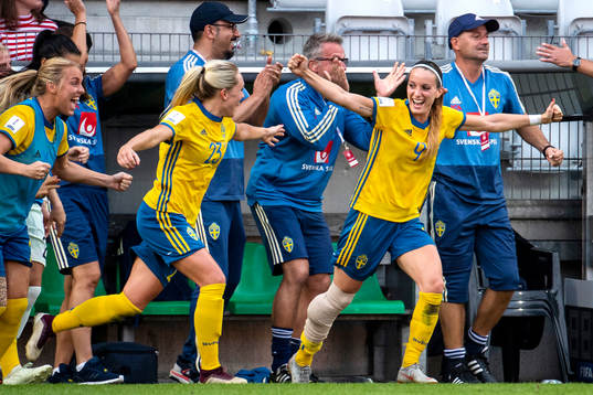 Sveriges Elin Rubensson och Kosovare Asllani jublar