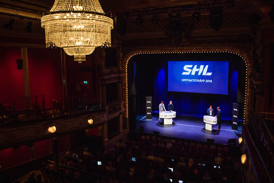 s tränare Johan Lindbom och Växjös tränare Sam Hallam