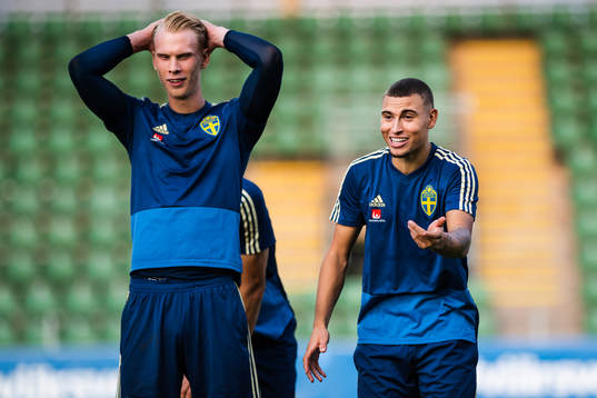 Målvakt Pontus Dahlberg och Jordan Larsson