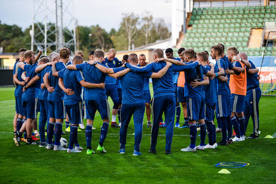Spelare och ledare samlas