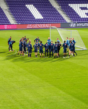 Head coach Janne Andersson talks to the players of the