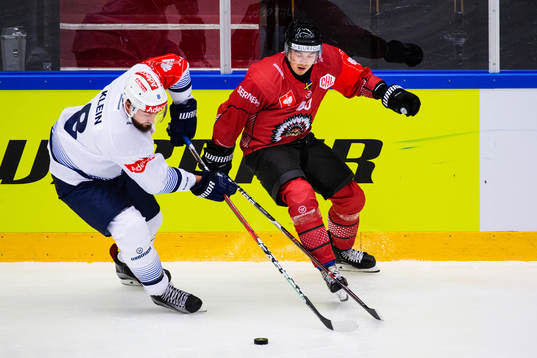 Kevin Klein of Zürich and Joel Mustonen of Frölunda