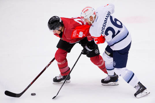 Linus Nässén of Frölunda and Simon Bodenmann of Zürich