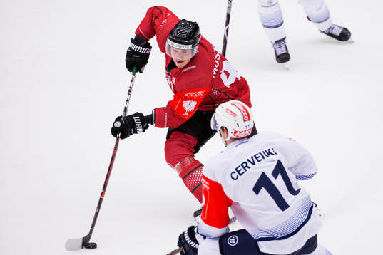 Joel Mustonen of Frölunda and Roman Cervenka of Zürich