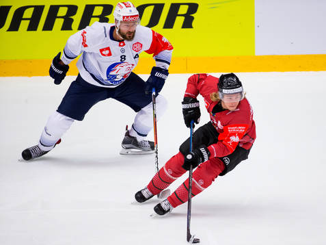 Tim Söderlund of Frölunda and Kevin Klein of Zürich