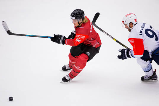 Tim Söderlund of Frölunda and Denis Hollenstein of Zürich