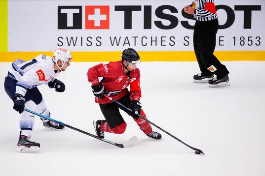 Fabrice Herzog of Zürich and Chay Genoway of Frölunda
