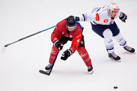Fabrice Herzog of Zürich and Chay Genoway of Frölunda