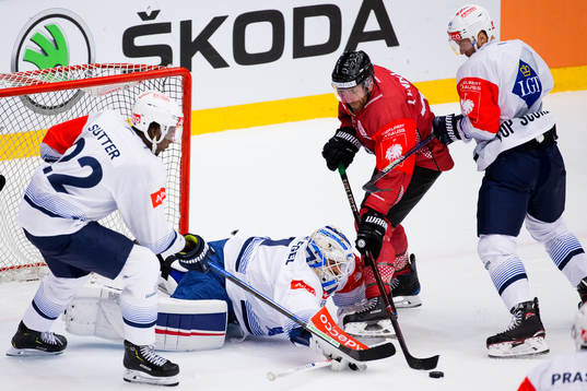 Joel Lundqvist of Frölunda and goalkeeper Niklas Schlegel