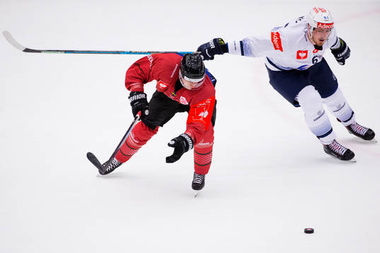 Fabrice Herzog of Zürich and Chay Genoway of Frölunda
