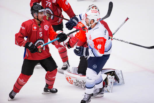 Chay Genoway of Frölunda and Denis Hollenstein of Zürich