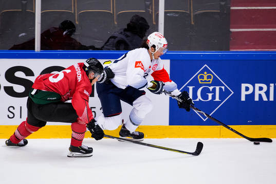 Kristoffer Gunnarsson of Frölunda and Dave Sutter of