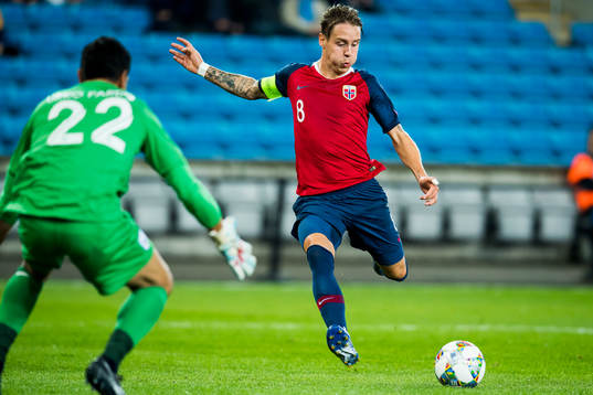 Stefan Johansen of Norway  scores 1-0