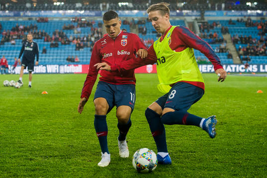 Mohamed Elyounoussi of Norway and Stefan Johansen of Norway