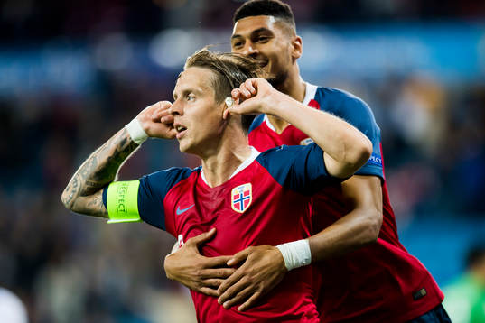 Stefan Johansen of Norway celebrates with Bjørn Maars