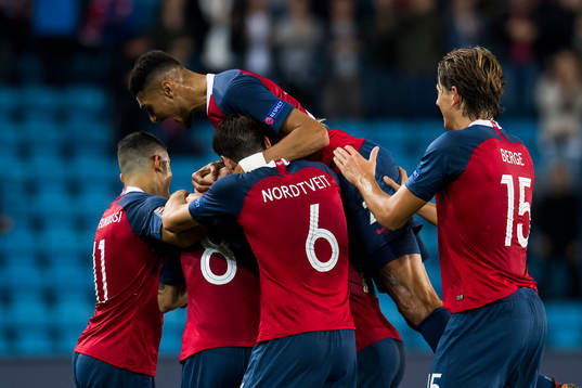 Stefan Johansen of Norway celebrates with his teammates