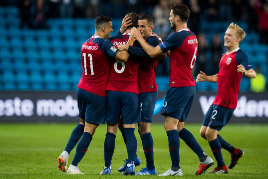 Stefan Johansen of Norway celebrates with his teammates