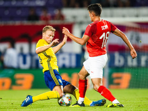 Oscar Hiljemark of Sweden and Alessandro Schoepf of Austria